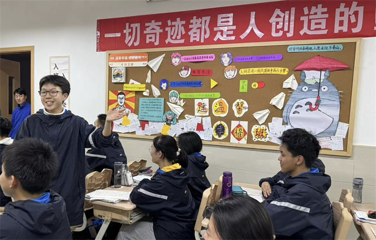 1718154891423147.jpg 图3 讲解员介绍班级文化创意.jpg