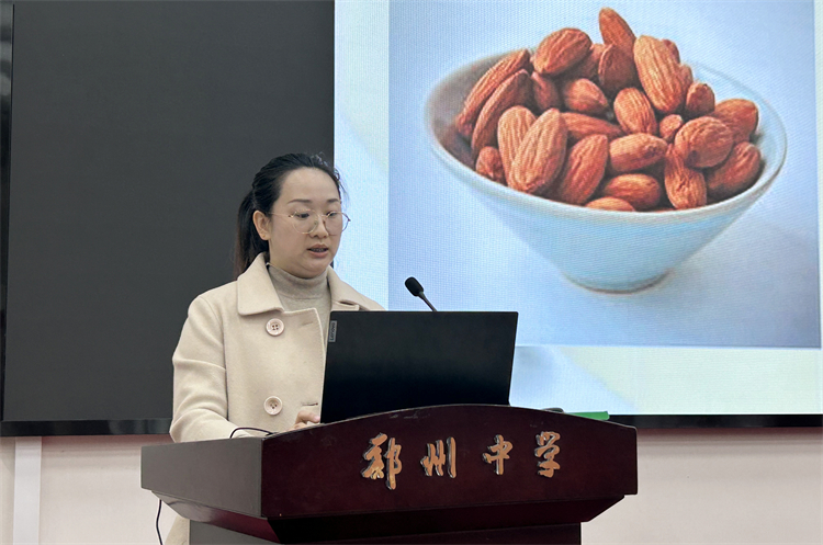 1718155071447892.jpg 图片2:张莎莎医师作专题报告.jpg