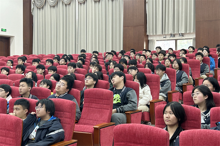 1718155078482497.jpg 图片3:学生认真聆听.jpg