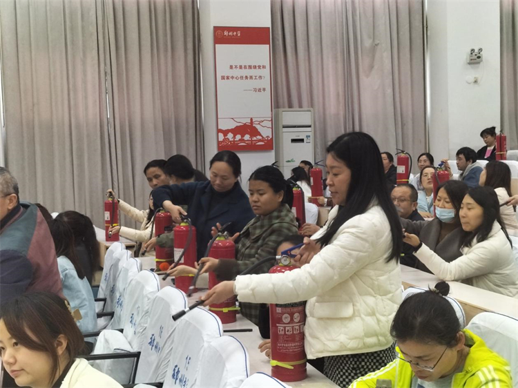 1718179967397548.jpg 2.教职工们进行实操演练.jpg