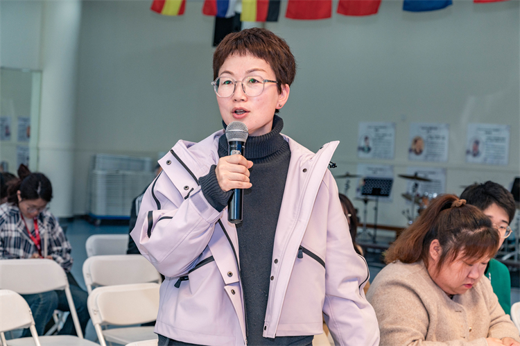 1718180961481746.jpg 图片2 初中部教师王学娟交流见解.jpg