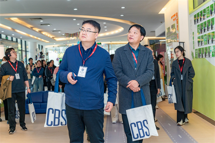 1718180979744364.jpg 图片4 我校教师代表参观常外校园.jpg