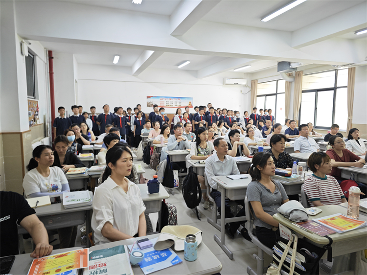 1718262854790563.jpg 图片7:参会家长们认真聆.jpg