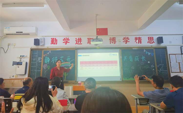 1718262862781328.jpg 图片8:家长会现场班主任做分享.jpg