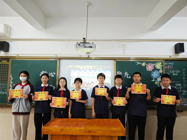 1718262869967904.jpg 图片9:家长会现场表彰优秀学生.jpg