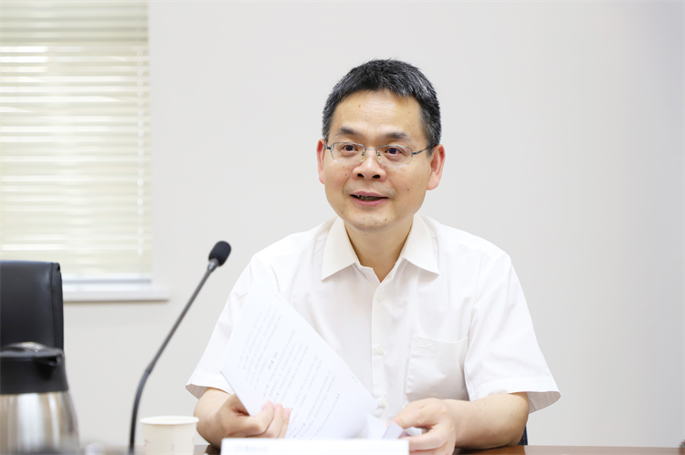 1718263309993401.jpg 图4:华东师范大学教师教育学院院长代蕊华指导工作.JPG