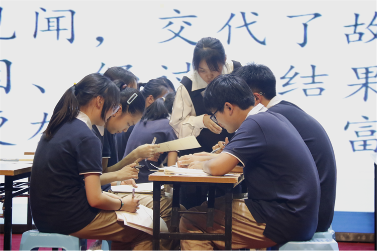 1718263574527613.png 图片3:郑州市郑州冠军中学邢倩倩老师带来的《唐诗三首》联读课例展示.png