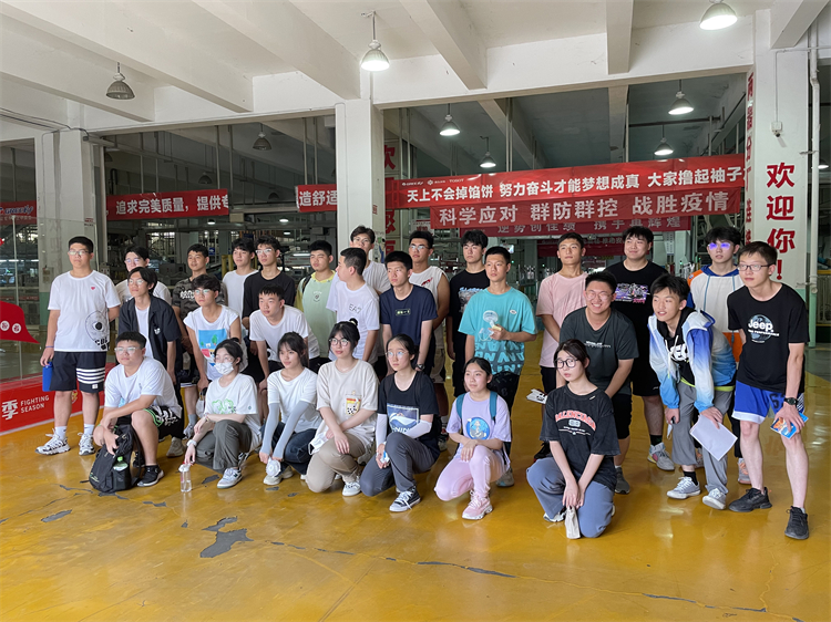 1725502486383978.jpg 图片4:带领学生参观格力公司.jpg
