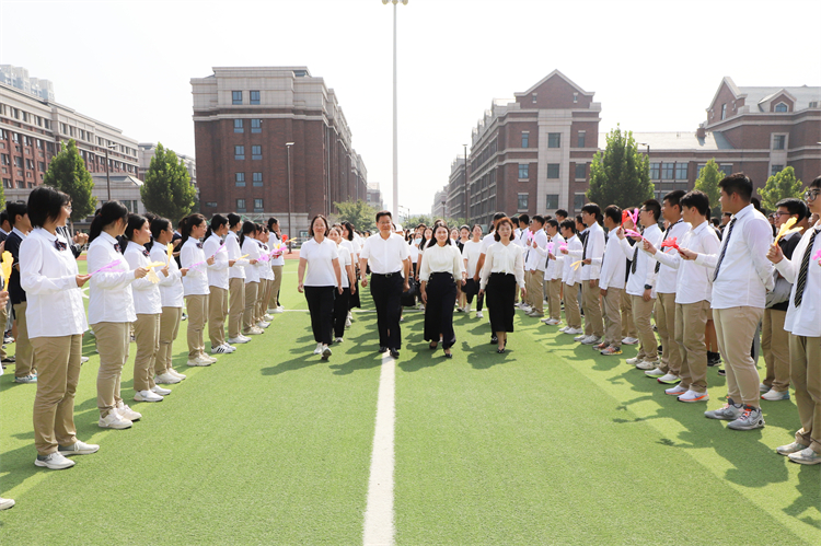 1726108716336555.jpg 图1:教师入场.jpg