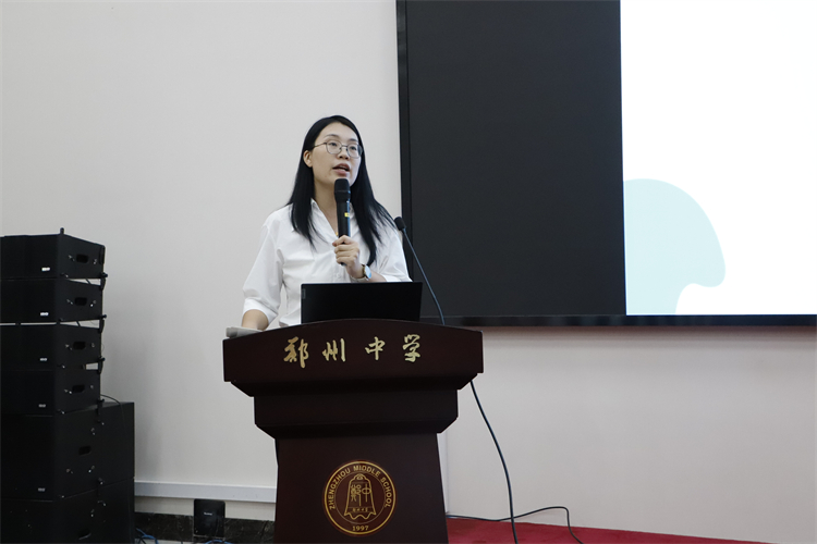 1726189988267641.jpg 图片2:国际部学生发展处副主任张文兰作课程介绍.JPG