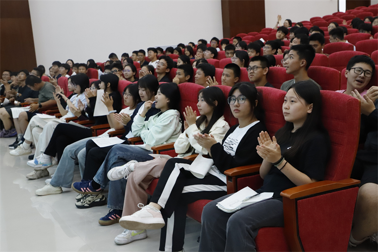 1726190022988066.jpg 图片4:同学们认真聆听.JPG