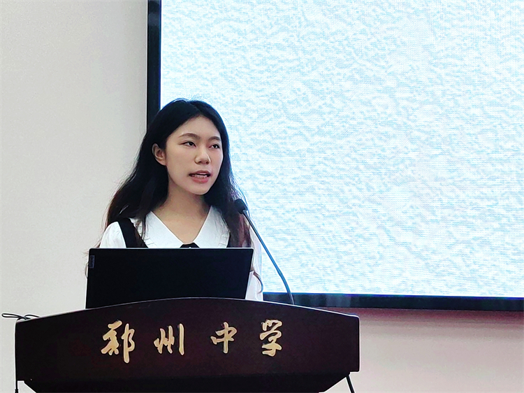 1726301212960155.jpg 图片2青年班主任代表王玥姝发言.jpg