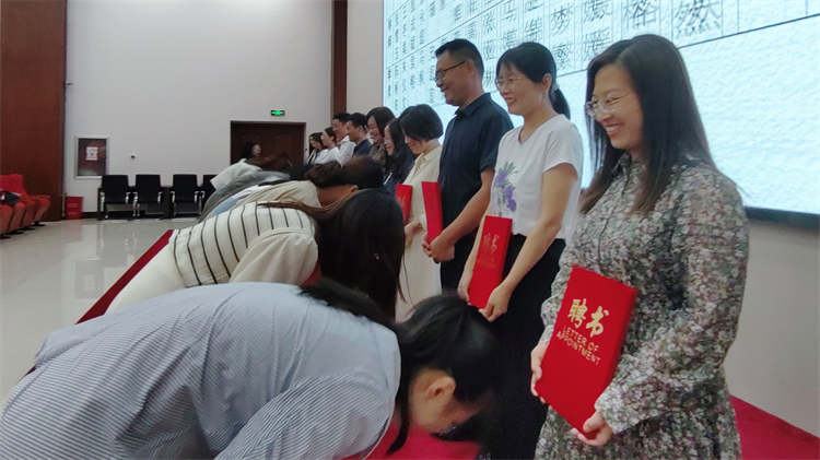 1726301242816502.jpg 图片4新教师向导师鞠躬致敬.jpg