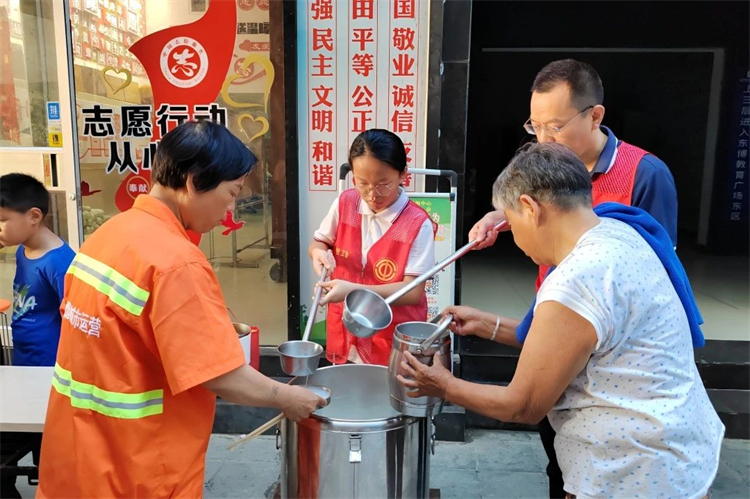 1727666233349672.jpg 图片1:学生积极参加志愿服务活动.jpg