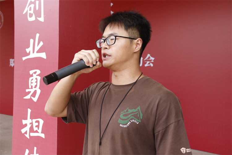 1727835731228333.jpg 图片7裁判员代表体育组张金旺老师宣誓.JPG