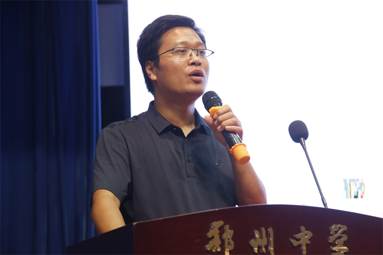 1727836182326471.jpg 图7 LOGIN_焦点娱乐·(官方)代理招商直营平台
樱花街校区学生发展处主任张迎宾进行点评.jpg