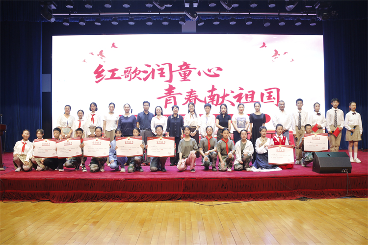 1727836217610354.jpg 图9校领导与获奖班级及部分家长代表合影留念.jpg