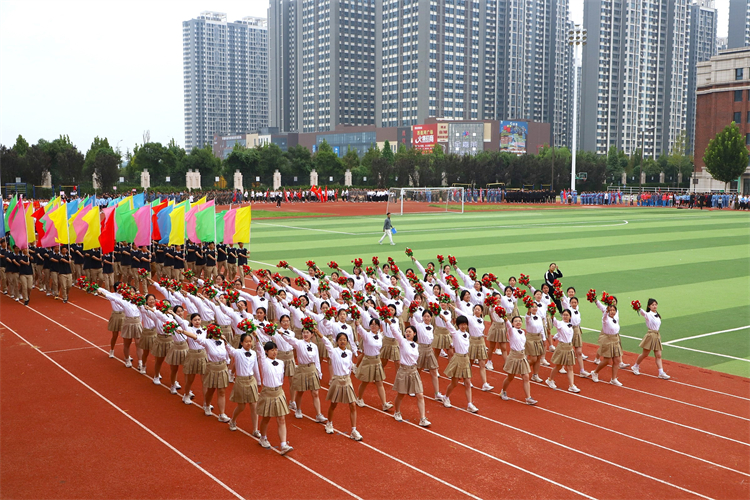 1727836639741552.jpg 图片3 鲜花队入场.JPG