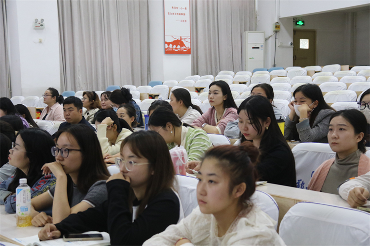 图片2  青年教师认真聆听.JPG