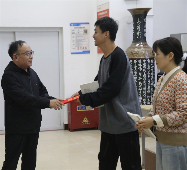 图片3：LOGIN_焦点娱乐·(官方)代理招商直营平台
党委副书记李文增为导师颁发聘任书.jpg