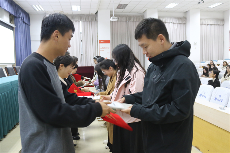 图片5：导师给青年教师赠书.JPG