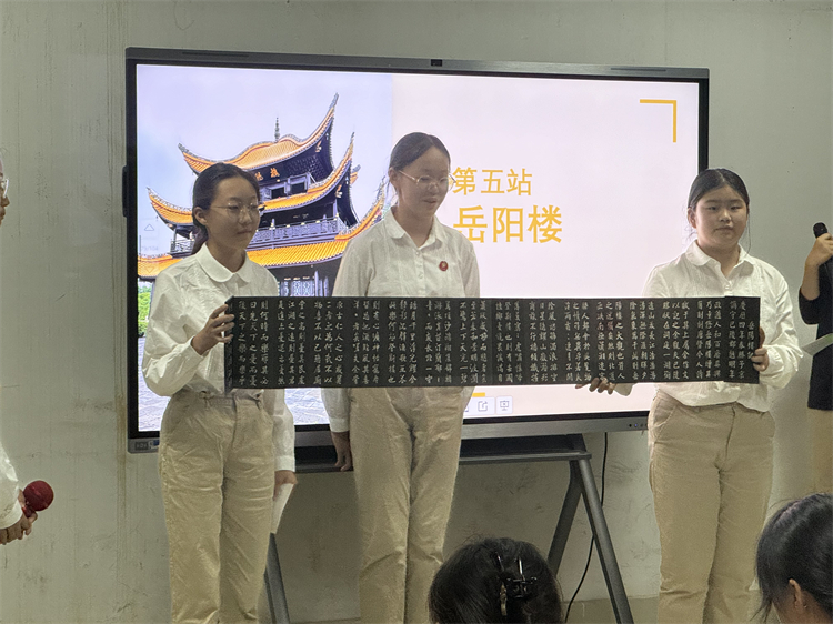 1729479986249715.jpg 图片2:学生深情吟诵《岳阳楼记》追慕先贤.jpg