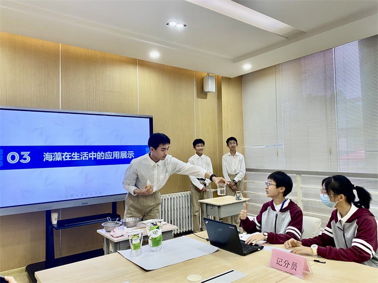 1729480103783172.jpg 图片3:学生展示海藻酸钠爆爆珠的制作过程.jpg