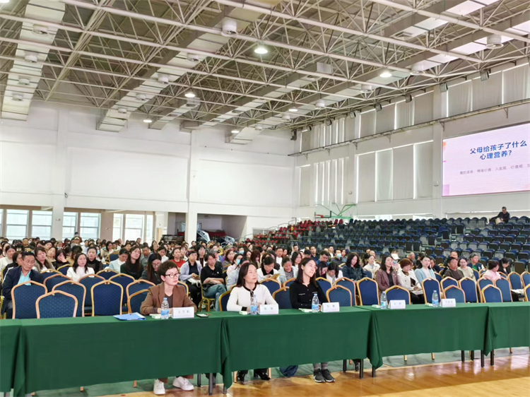 1729480331641728.jpg 图片2:活动现场,与会领导和全体家长认真聆听.jpg