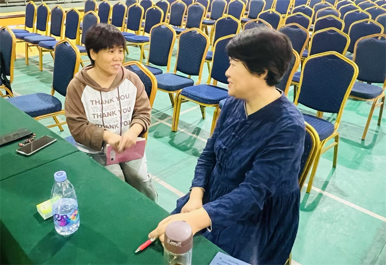 1729480413737169.jpg 图片7.家长就青春期心理健康教育与专家进行深入探讨.jpg