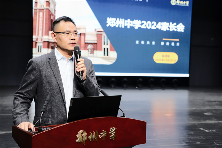 1730168245739192.jpg 图片2:高中部年级主任殷成斌作报告.jpg