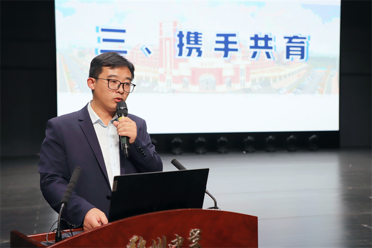 1730168264649875.jpg 图片3:高中部年级主任刘殿卿作报告.jpg