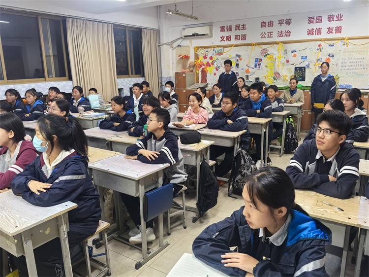 1730251646826620.jpg 图片2:同学们认真聆听.jpg