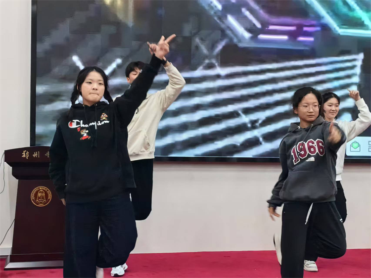 1732690639747184.png 图片3:街舞社表演.png