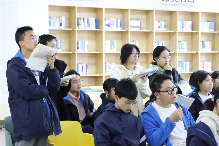 1734400510711890.jpg 图片10:同学们聚精会神.jpg