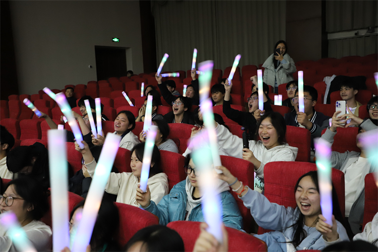 1734577869888988.jpg 图片1:英文歌曲大赛现场.JPG