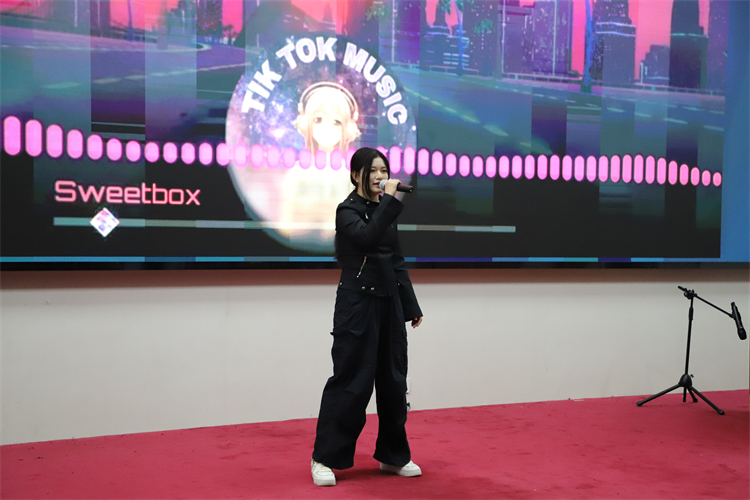 1734577909926589.jpg 图片3:林奕彤《Don't Push Me》.JPG