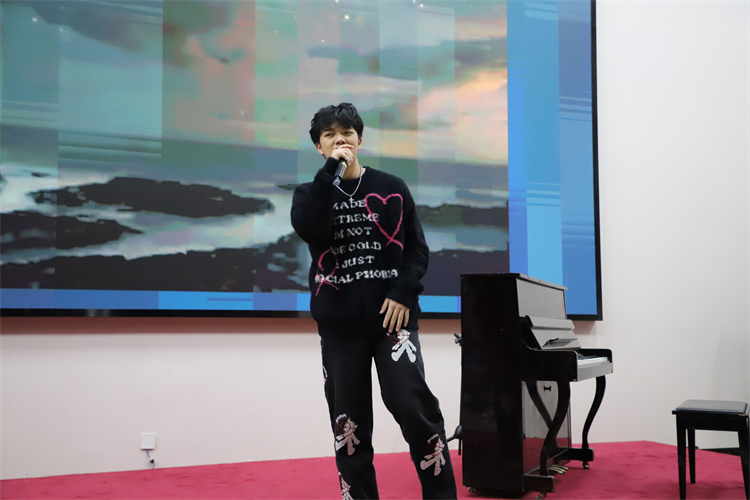 1734577987458589.jpg 图片9:郭韬《50 Feet》《Stay》.JPG