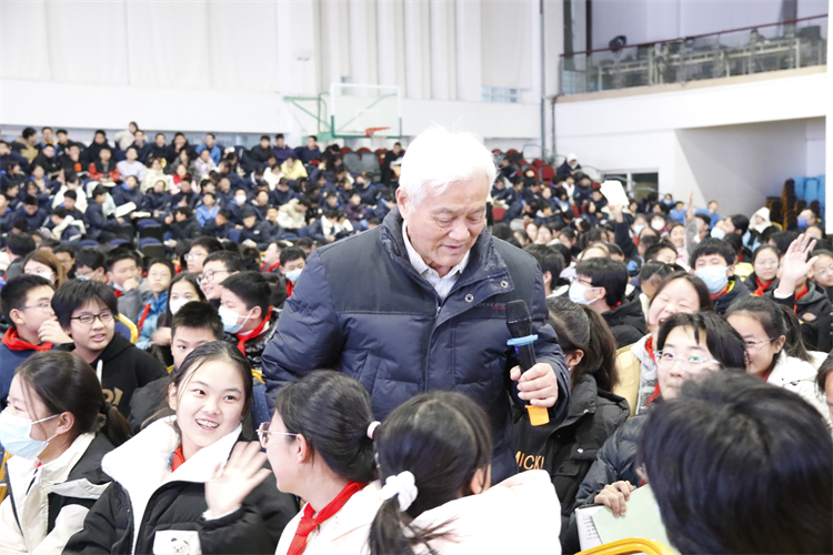 1734923779221449.jpg 图片5:吴瑞华研究员与学生互动.JPG
