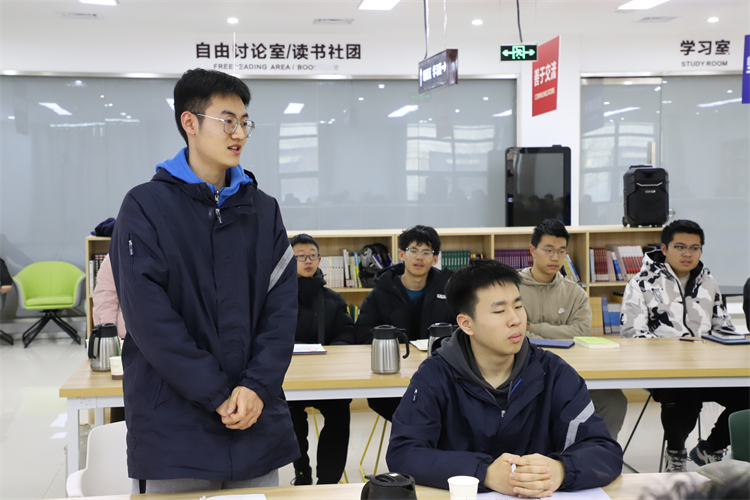 图片5：学生积极提问.jpg