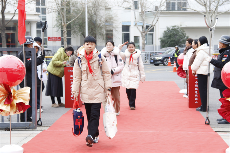 1739784886840802.jpg 图片:迎接同学们的到来 (2).JPG