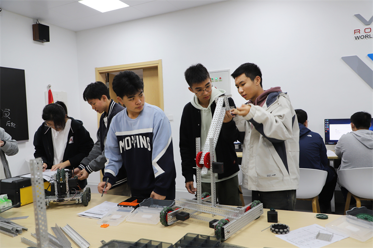 图片3：学生设计搭建vex机器人.JPG