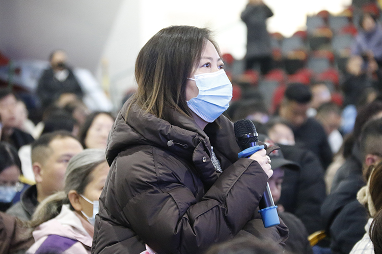 1740445981678504.jpg 图片3.家长与王老师进行交流.JPG