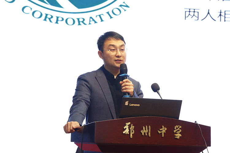 1740445993984327.jpg 图片4.王老师为家长答疑解惑.JPG