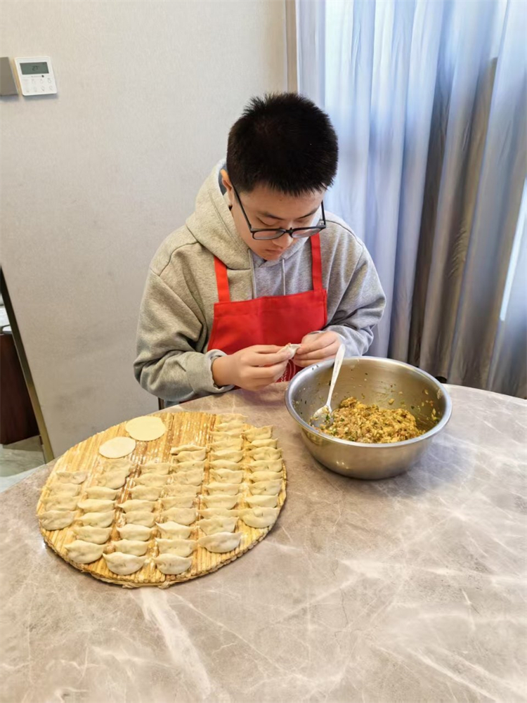 1740962608355835.jpg 图片2:包饺子.jpg