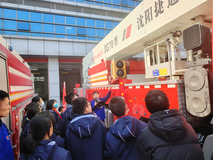 1741657085893935.jpg 图片1:消防员介绍不同类型的消防车.jpg