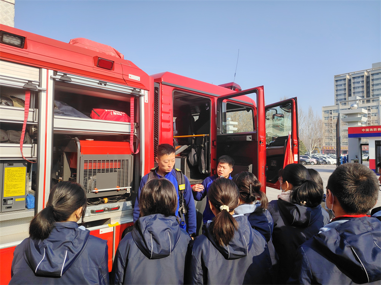 1741657098487236.jpg 图片2:消防员介绍消防装备的使用方法.jpg