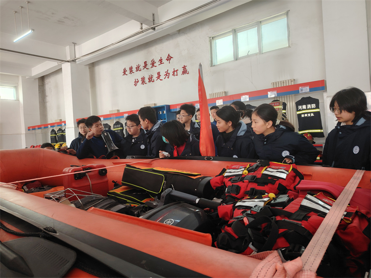 1741657110845399.jpg 图片3:消防员介绍消防救生艇.jpg