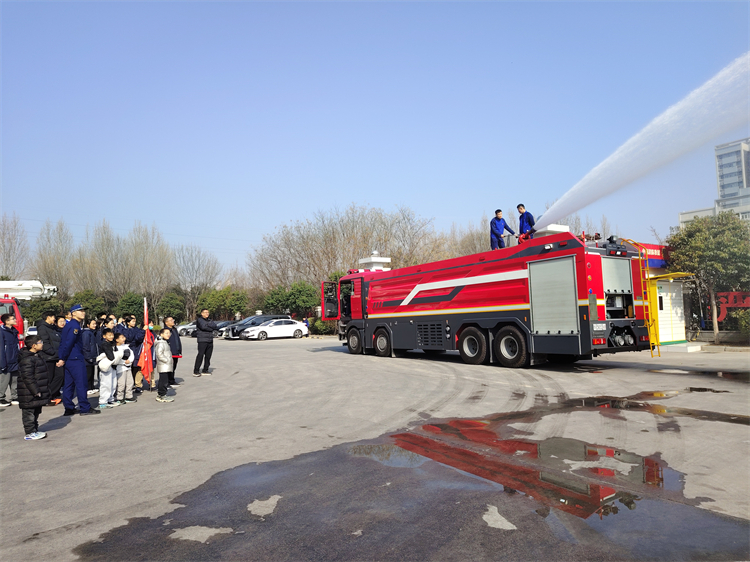 1741657140627191.jpg 图片5:消防队员演示消防高压水枪.jpg