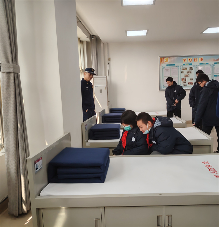 1741657159127386.jpg 图片6:同学们参观消防员宿舍.jpg