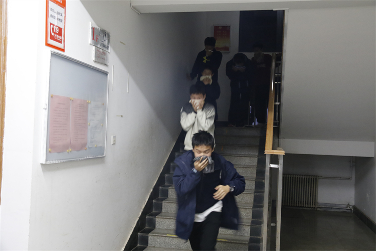 1742263650631241.jpg 图片6:同学们按照预定路线,有序疏散.JPG